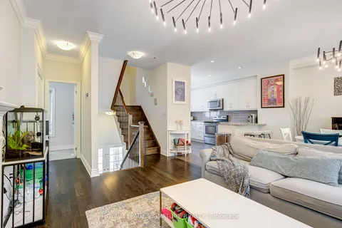 1223 Azinger Lane, Mississauga, ON L5E 0A7