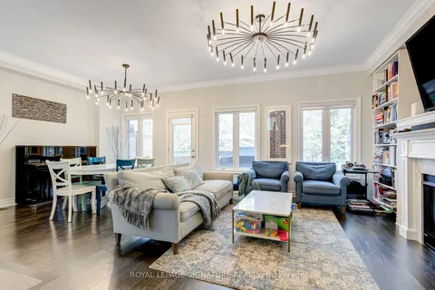 1223 Azinger Lane, Mississauga, ON L5E 0A7