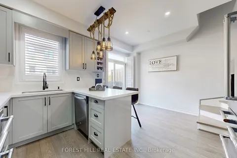 7203 Triumph Lane, Mississauga, ON L5N 0C5