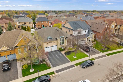 31 Saint Hubert Drive, Brampton, ON L6P 1W1