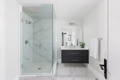 588 Stephens Crescent, Oakville, ON L6K 1Y3