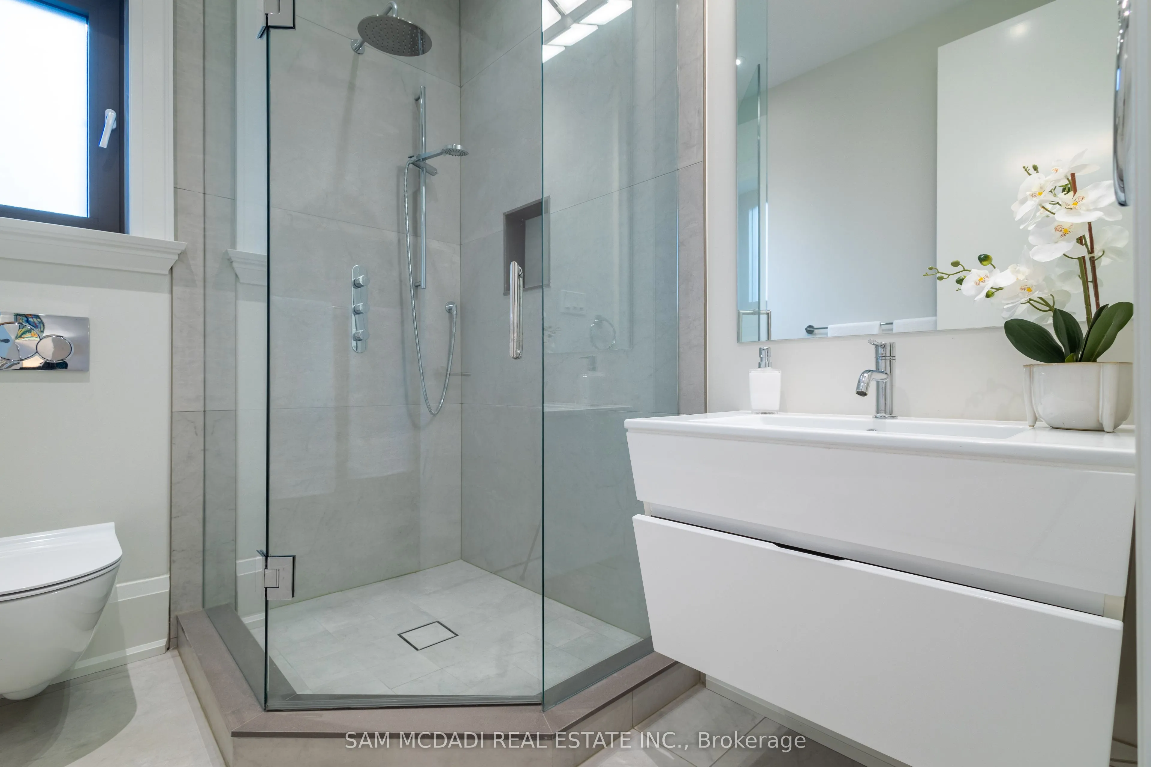 1456 Applewood Road, Mississauga, ON L5E 2M1