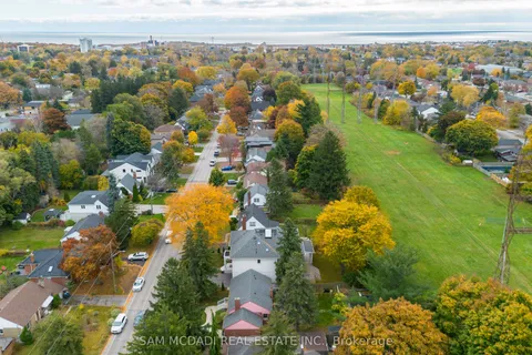 1456 Applewood Road, Mississauga, ON L5E 2M1