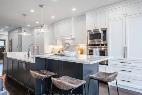 58 Harvard Avenue, Toronto, ON M6R 1C6