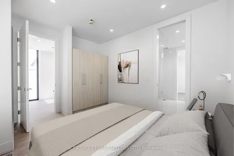 1032 West Avenue, Mississauga, ON L5E 1V9