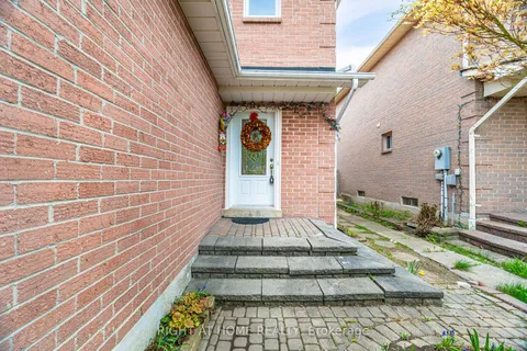 5253 Palomar Crescent, Mississauga, ON L5R 2W8