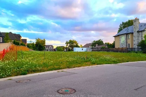 6832 Campbell Settler Court, ON L4W 2Y4