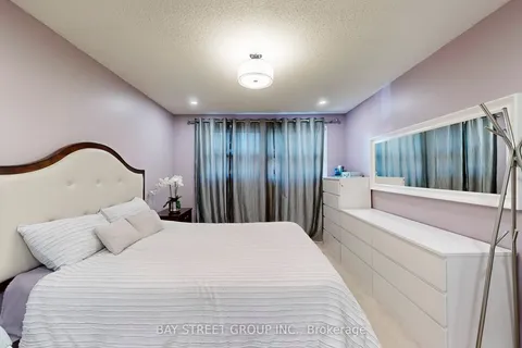 6119 Wabukayne Court, ON L5N 2B1