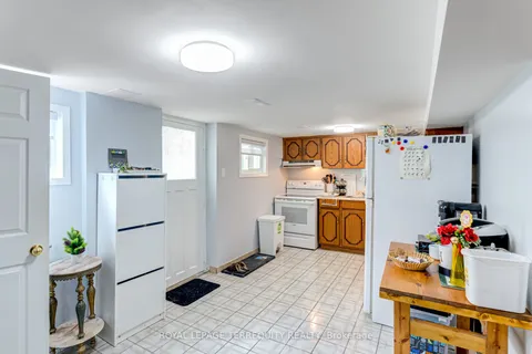 532 Silverthorn Avenue, ON M6M 3H7