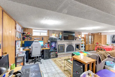 532 Silverthorn Avenue, ON M6M 3H7