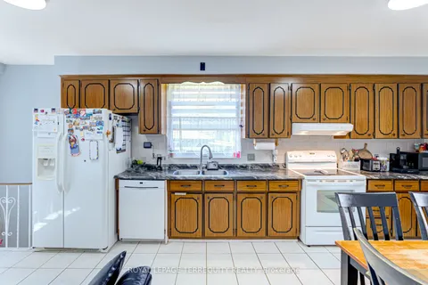 532 Silverthorn Avenue, ON M6M 3H7