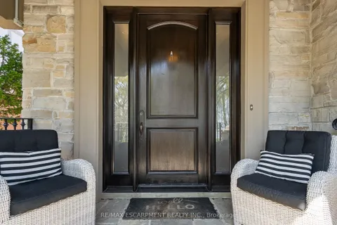 274 Lake Promenade, ON M8W 1B3