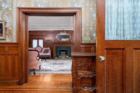 60 Indian Grove, ON M6R 2Y3