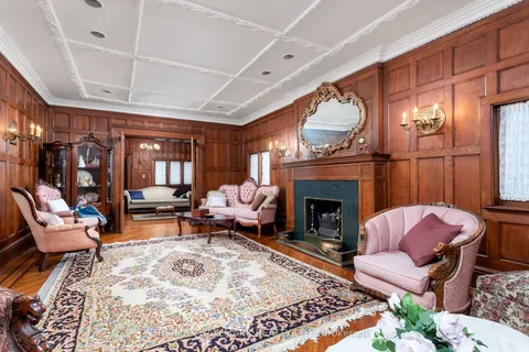 60 Indian Grove, ON M6R 2Y3