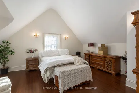 60 Indian Grove, ON M6R 2Y3