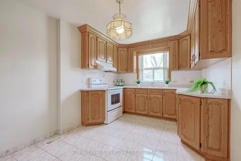 852 Ossington Avenue, ON M6G 3V1