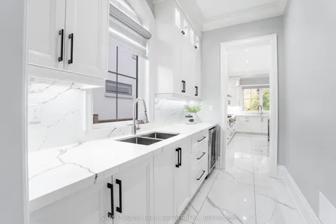 1368 Kenmuir Avenue, ON L5G 4B4