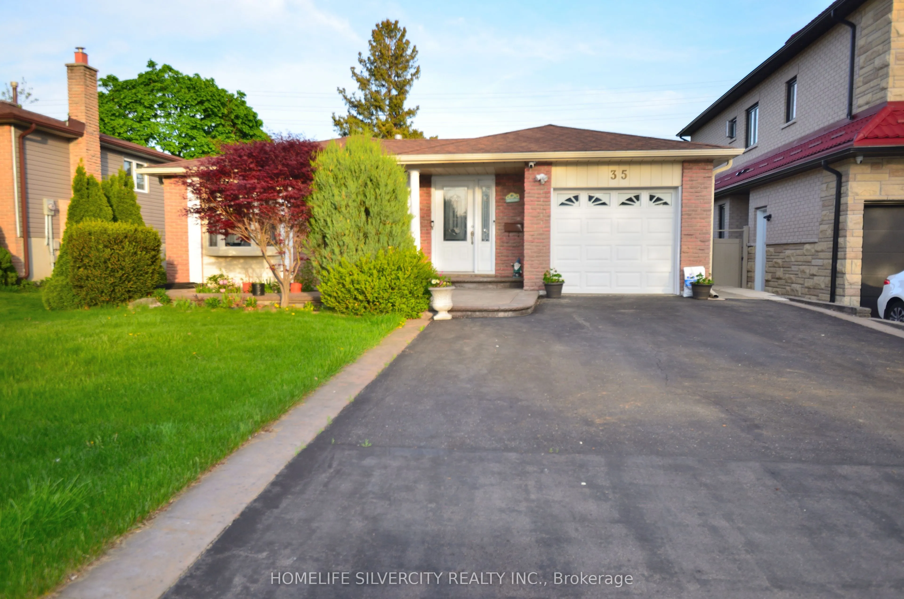 35 Geneva Crescent, ON L6S 1K7