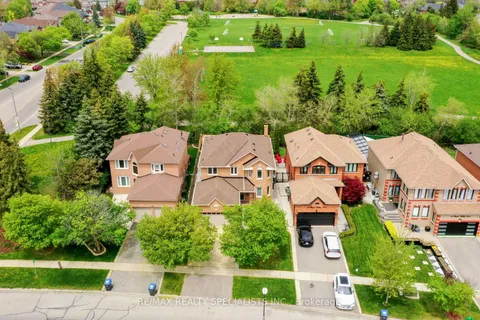 8 Royal Valley Drive, ON L7C 1B4