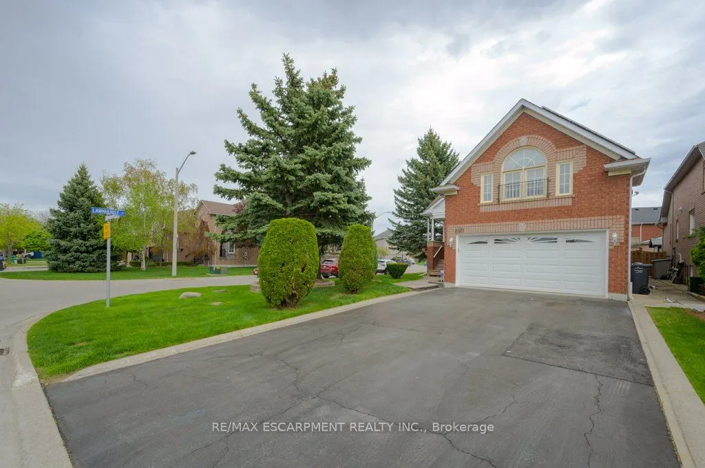 6121 Maple Gate Circle, ON L5N 7B1