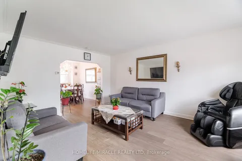 11 Arrowsmith Avenue, ON M6M 2W8
