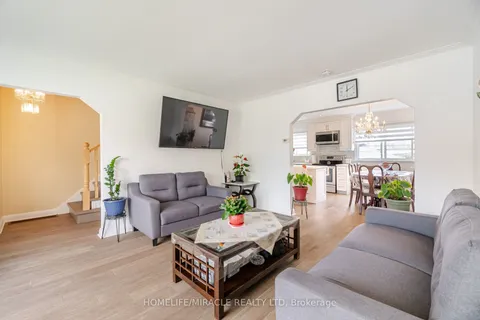 11 Arrowsmith Avenue, ON M6M 2W8