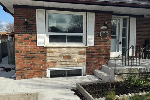 6862 Darcel Avenue, Mississauga, ON L4T 2W5