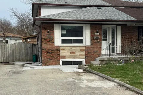 6862 Darcel Avenue, Mississauga, ON L4T 2W5
