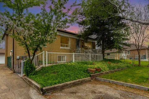 62 Nash Drive, Toronto, ON M3M 2L5