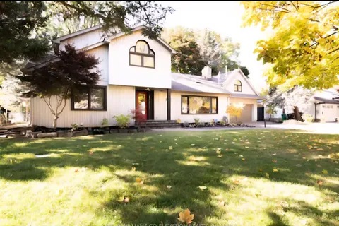 876 Parkland Avenue, ON L5H 3H1