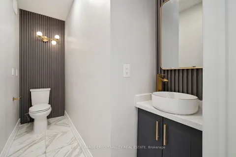 972 Winterton Way, ON L5V 1M6
