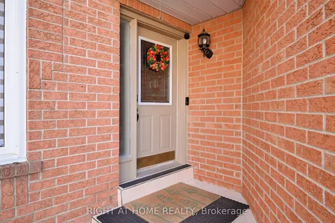 5253 Floral Hill Crescent, ON L5V 1V4