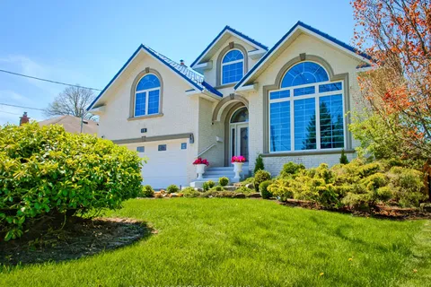 18 Northglen Avenue, ON M9B 4R6