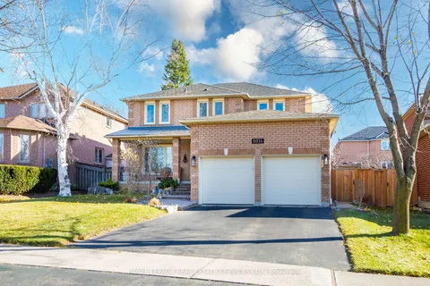 1074 Bradbury Chase, ON L5V 1J7