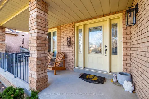 1074 Bradbury Chase, ON L5V 1J7