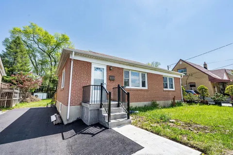 7 Sunray Crescent, ON M3M 2C4