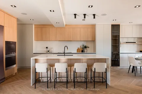696 Montbeck Crescent, ON L5G 1P3