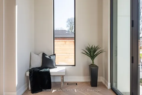 696 Montbeck Crescent, ON L5G 1P3