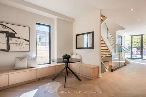 696 Montbeck Crescent, ON L5G 1P3