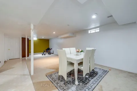 845 Winterton Way, ON L5V 1Z5