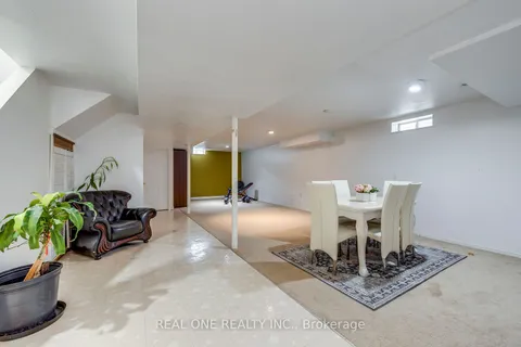 845 Winterton Way, ON L5V 1Z5