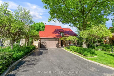 18 Trillium Court, Brampton, ON L6S 3L8