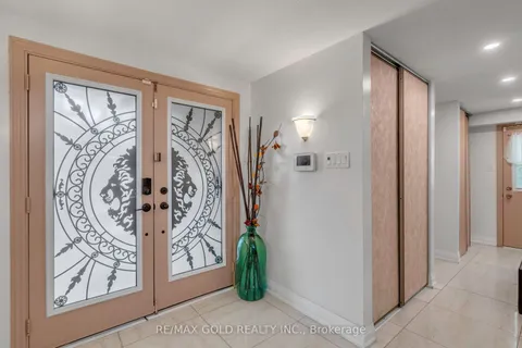 18 Trillium Court, Brampton, ON L6S 3L8