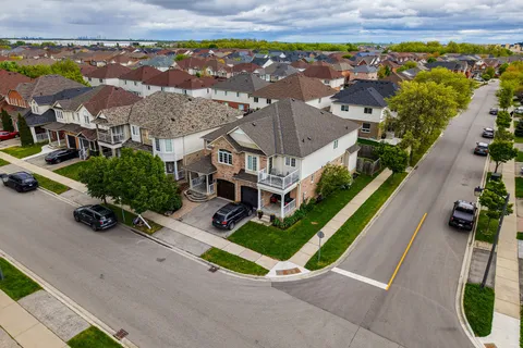 166 Hampshire Way, ON L9T 6B7