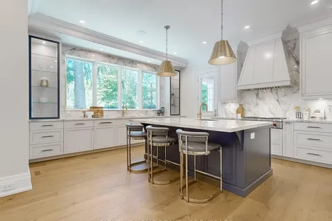 172 Burgundy Drive, ON L6J 4G1