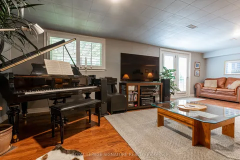 31 Norbert Crescent, Toronto, ON M9C 3J8