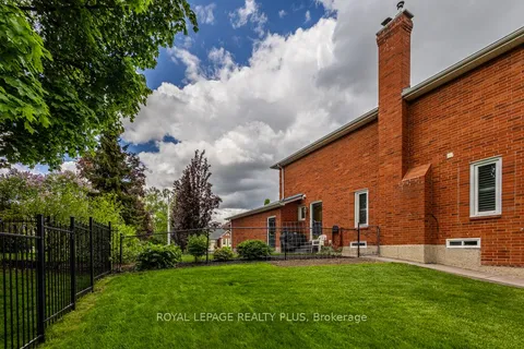 1827 Folkway Drive, ON L5L 2X1