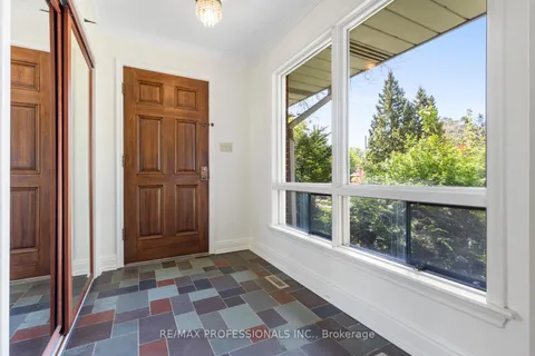8 Glendarling Road, ON M9A 4G2