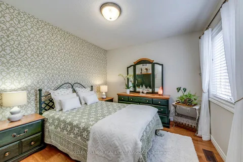 516 Ravenstone Court, ON L5R 3J4