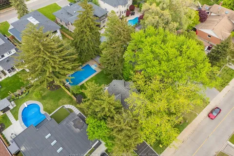 1611 Trotwood Avenue, Mississauga, ON L5G 3Z8